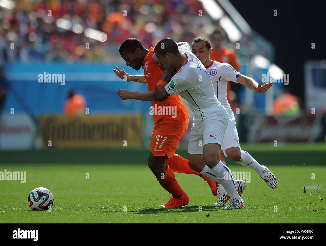 Jeremaine Lens (L) of the Netherlands competes with Francisco Silva of Chile during the 2014 FIFA World Cup Group B match at the Arena Corinthians in Sao Paulo, Brazil on June 23, 2014. UPI/Chris Brunskill Stock Photo