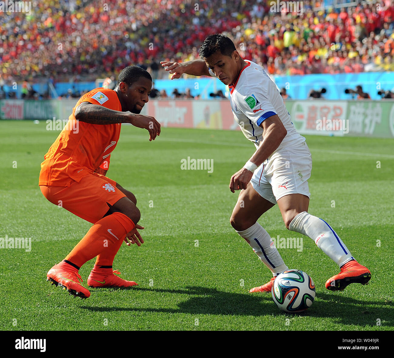 Jeremaine Lens (L) of the Netherlands competes with Alexis Sanchez of Chile during the 2014 FIFA World Cup Group B match at the Arena Corinthians in Sao Paulo, Brazil on June 23, 2014. UPI/Chris Brunskill Stock Photo