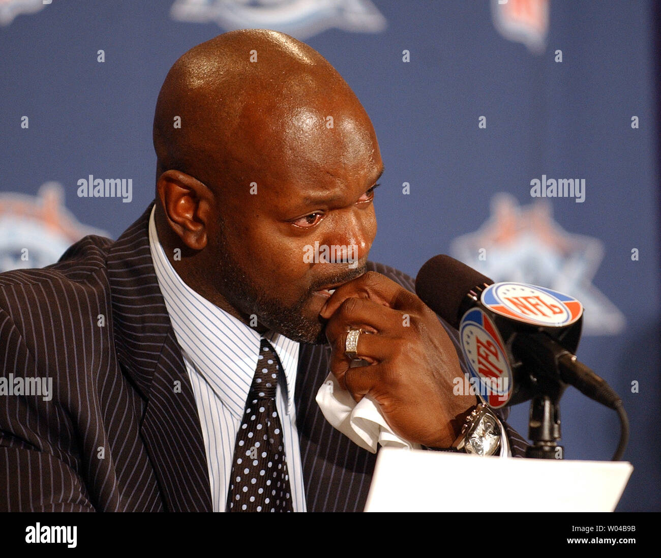 Former Dallas Cowboys running back Emmitt Smith tearfully announces his retirement during the week of Super Bowl XXXIX on Feb. 3, 2005, in Jacksonville, Fla.  (UPI Photo/Cathy Kapulka) Stock Photo