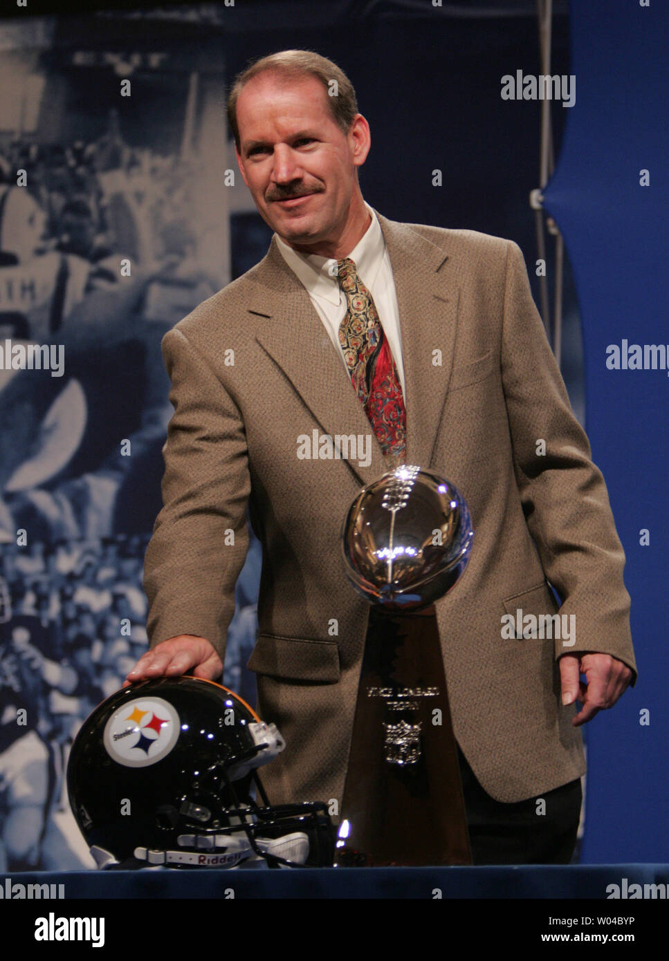 Photo: Pittsburgh Steelers Head Coach Mike Tomlin stands next to the Vince  Lombardi Trophy at a Press Conference in Dallas - NYP20110204139 