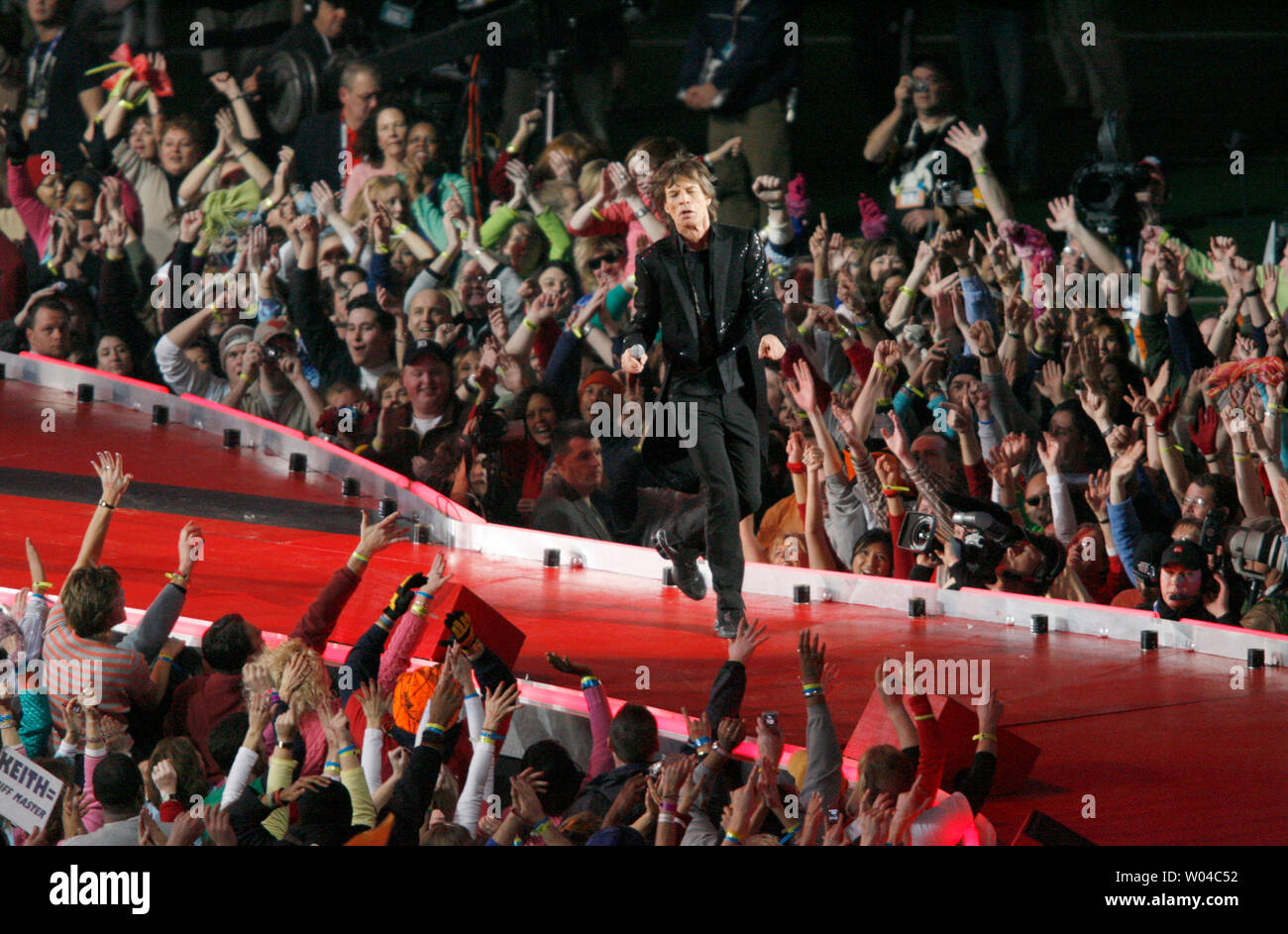 Mick Jagger and the Rolling Stones perform the half time show at Super Bowl  XL at Ford Field in Detroit, MI on February 5, 2006. (UPI Photo/Scott  Galvin Stock Photo - Alamy