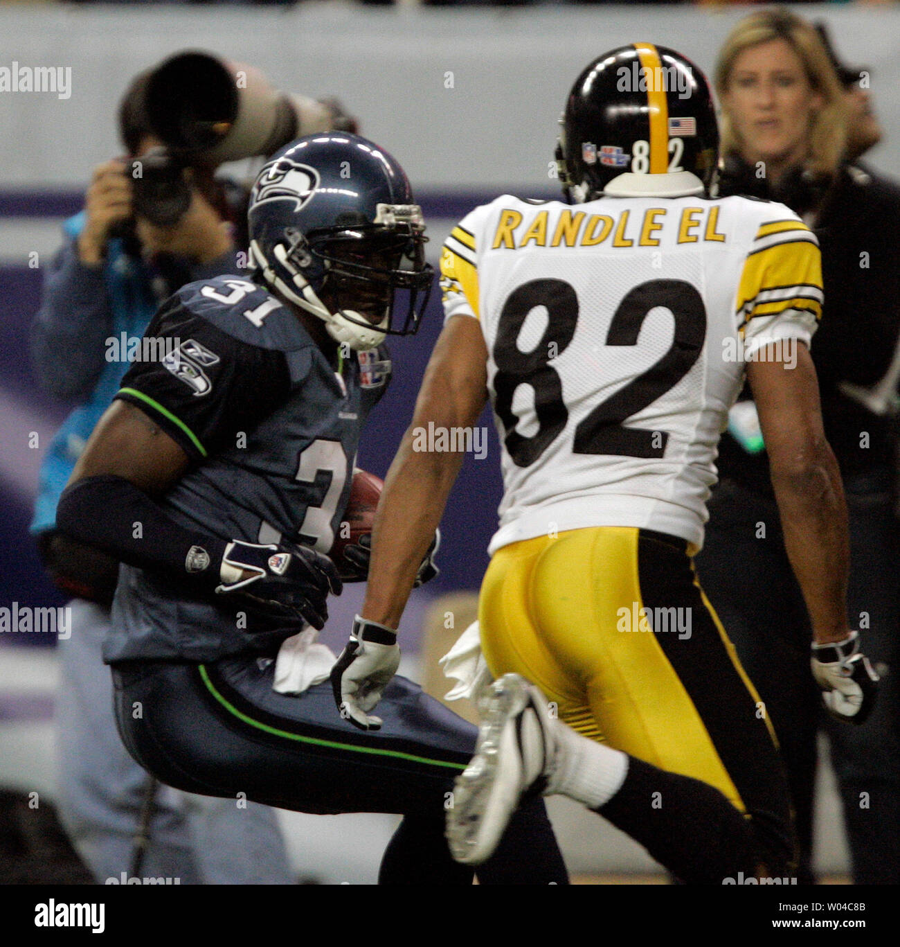 https://c8.alamy.com/comp/W04C8B/pittsburgh-steelers-receiver-antwaan-randle-el-closes-in-on-seattle-seahawks-cornerback-kelly-herndon-while-he-returns-a-interception-in-the-second-half-of-super-bowl-xl-featuring-the-seattle-seahawks-and-the-pittsburgh-steelers-at-ford-field-in-detroit-mi-on-february-5-2006-the-interception-set-up-a-seattle-touchdown-upi-photobrian-kersey-W04C8B.jpg