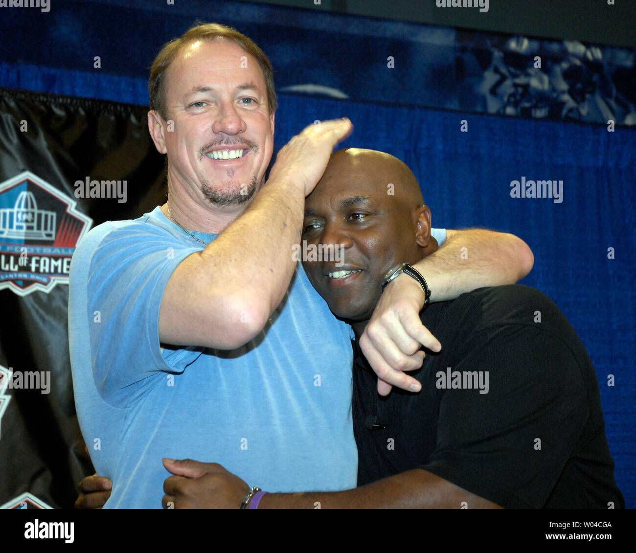 Canton, Ohio, USA. 2nd Aug, 2014. Hall of Fame Buffalo Bills BRUCE SMITH,  THURMAN THOMAS, JIM KELLY, ANDRE REED, MARV LEVY, JAMES LOFTON, JOE  DELAMIELLEURE and BILLY SHAW pose for photographers following