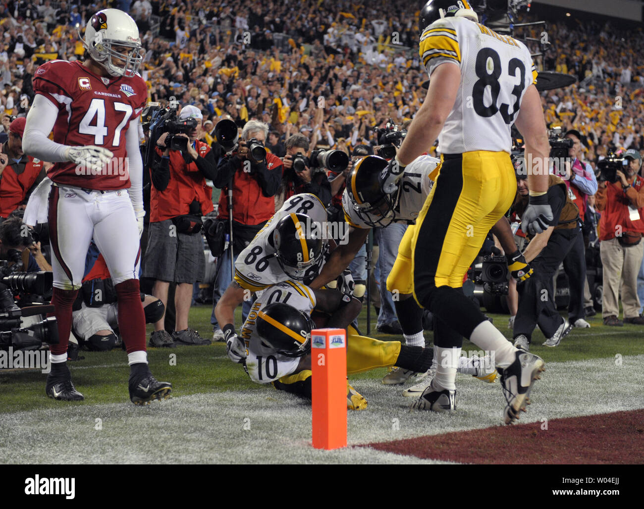 Pittsburgh Steelers Hines Ward (C), Mewelde Moore (2nd R), and Heath Miller celebrate with wide receiver Santonio Holmes after he pulled in the game-winning touchdown reception, as Arizona Cardinals safety Aaron Francisco looks on, in the fourth quarter at Super Bowl XLIII at Raymond James Stadium in Tampa, Florida, on February 1, 2009. The Steelers defeated the Cardinals 27-23.   (UPI Photo/Kevin Dietsch) Stock Photo