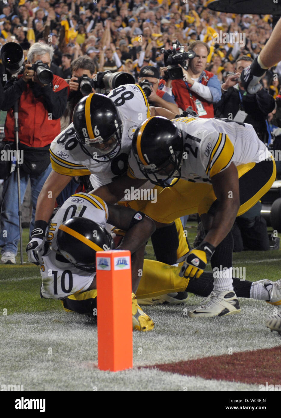 Pittsburgh Steelers Hines Ward (top) and Mewelde Moore celebrate with wide receiver Santonio Holmes after he pulled in the game-winning touchdown reception against the Arizona Cardinals in the fourth quarter at Super Bowl XLIII at Raymond James Stadium in Tampa, Florida, on February 1, 2009. The Steelers defeated the Cardinals 27-23.   (UPI Photo/Kevin Dietsch) Stock Photo