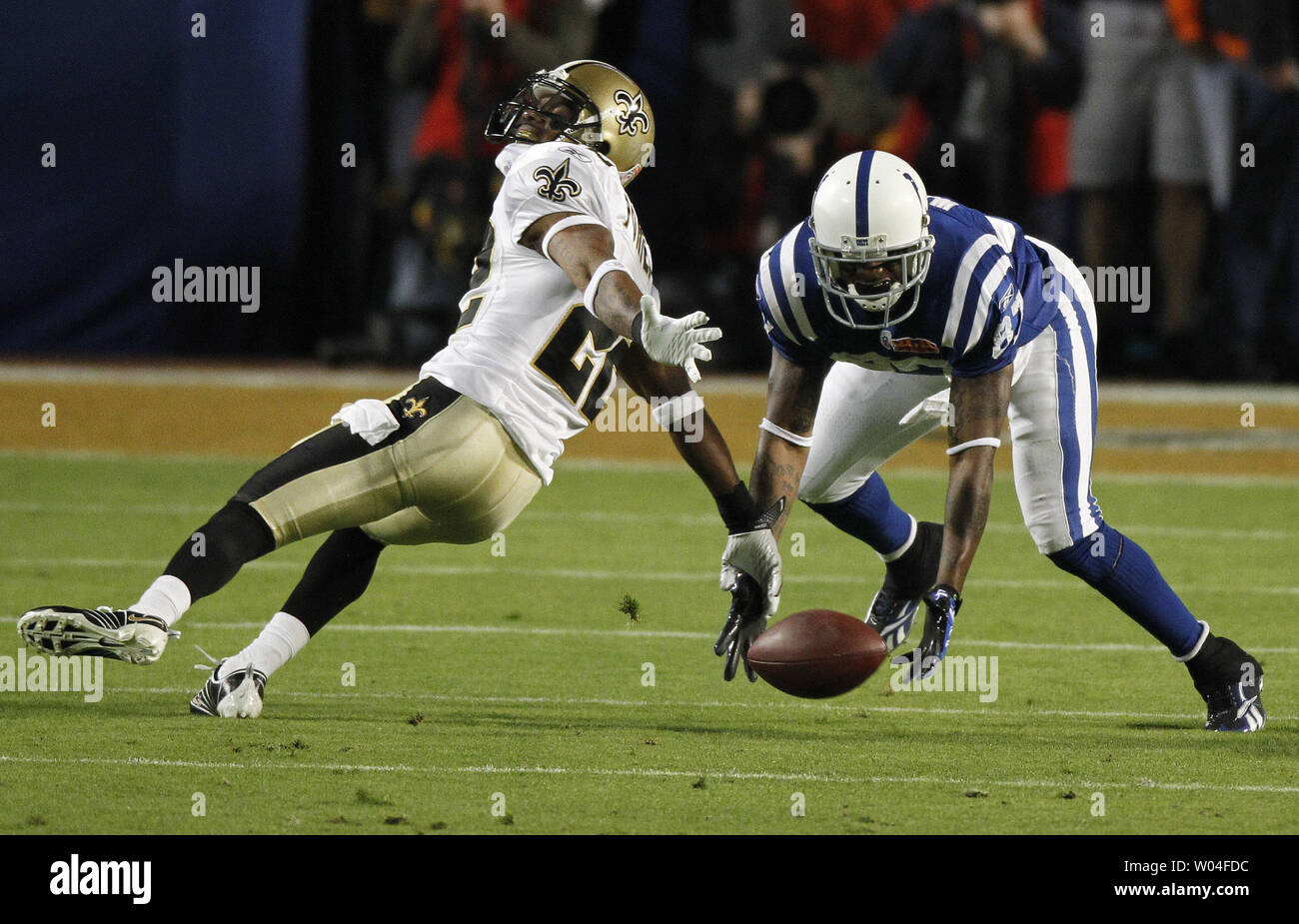 New Orleans Saints Tracy Porter (L) defends against Indianapolis Colts wide  receiver Reggie Wayne at Super Bowl XLIV in Miami on February 7, 2010.  UPI/Aaron M. Sprecher Stock Photo - Alamy