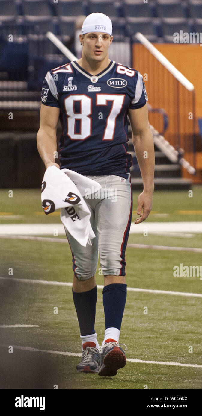 New England Patriots tight end Ron Gronkowski arrives on the field for  media day prior to Super Bowl XLVI in Indianapolis on January 31, 2012.  This is Gronkowski's first day without wearing, image size:674x1390