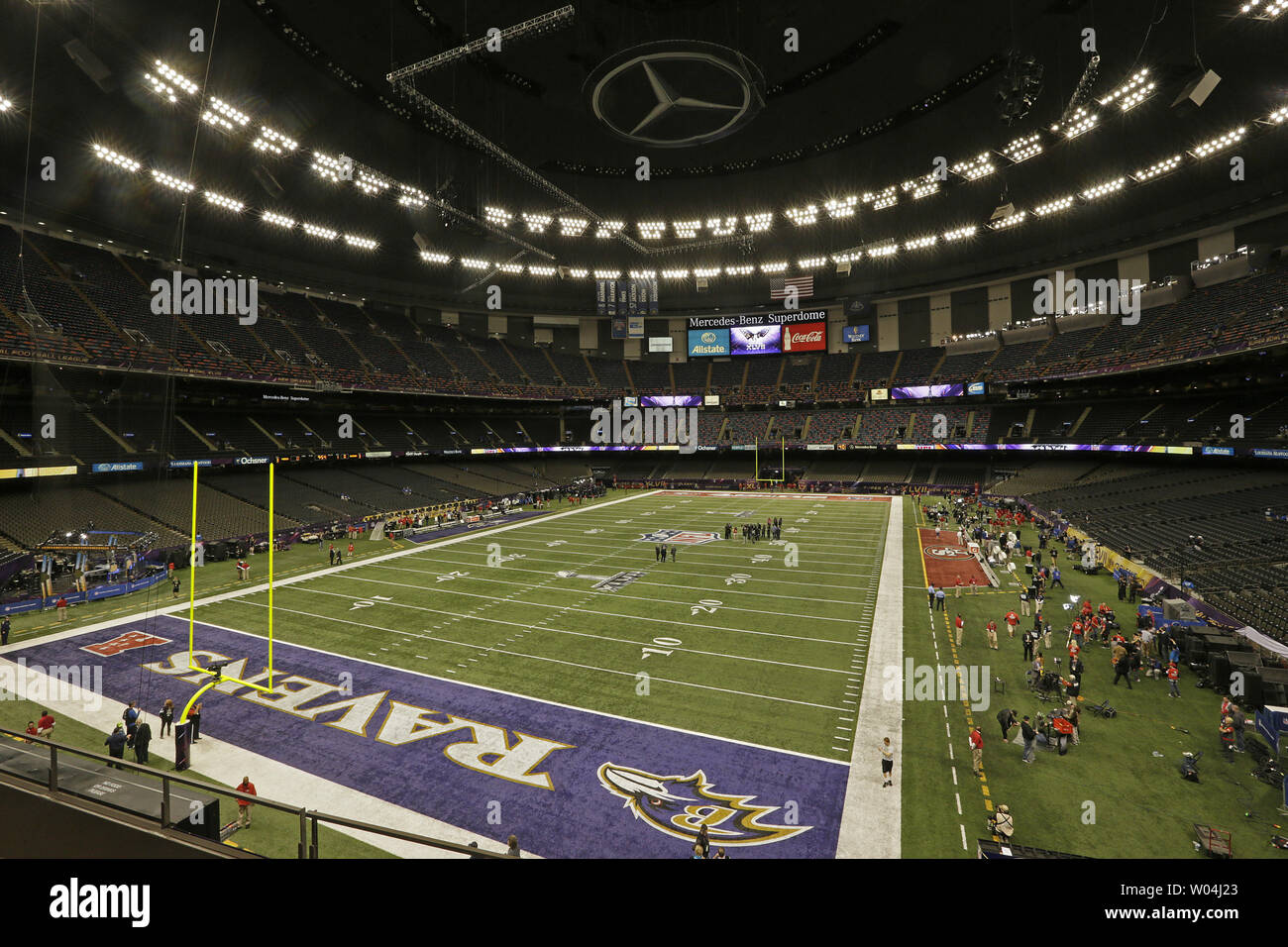 Fans and media begin arriving in side the stadium for Super Bowl XLVII at  the Mercedes-Benz Superdome on February 3, 2013 in New Orleans. UPI/Gary C.  Caskey Stock Photo - Alamy