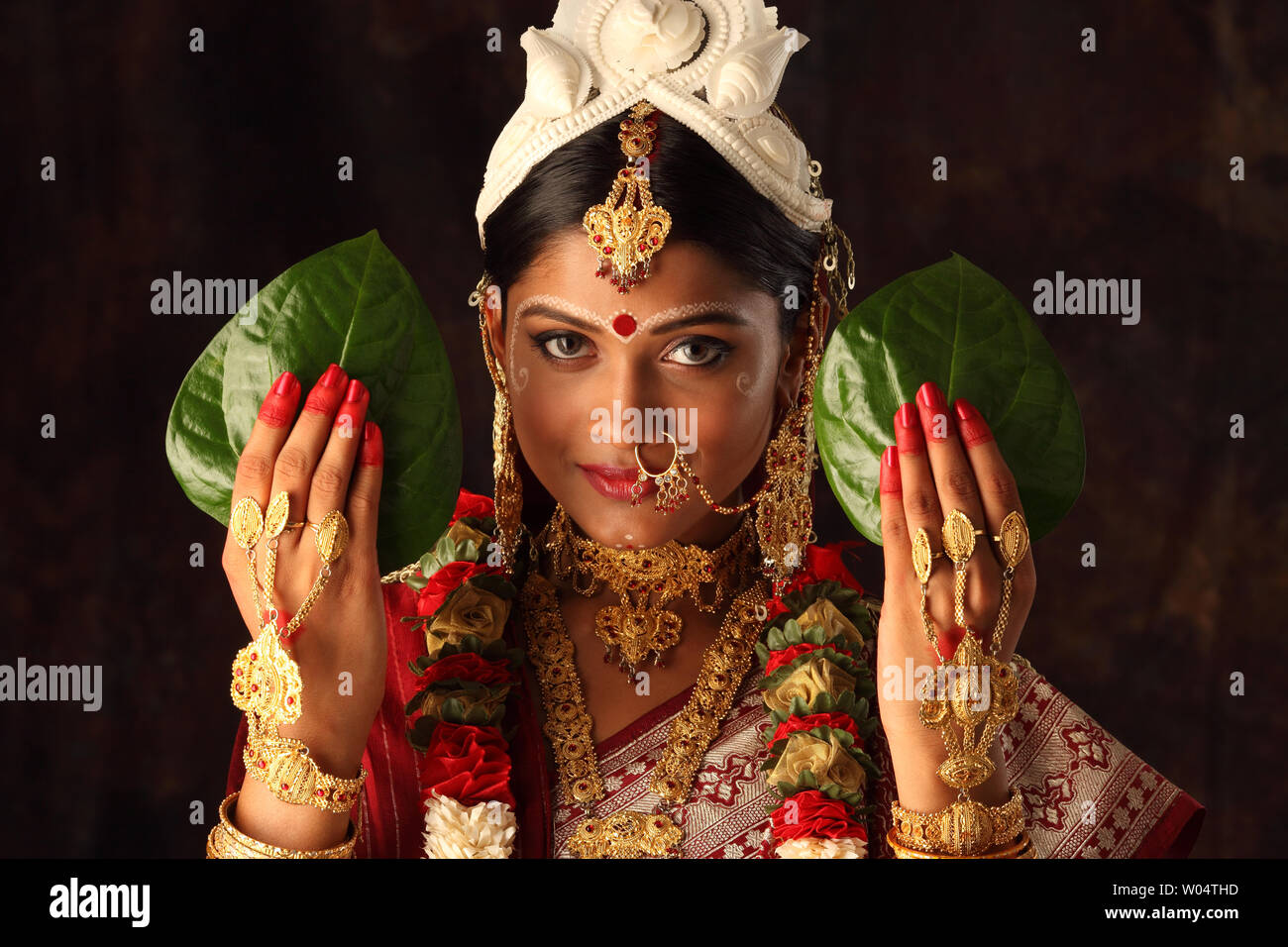 Indian bride performing traditional ritual Stock Photo - Alamy