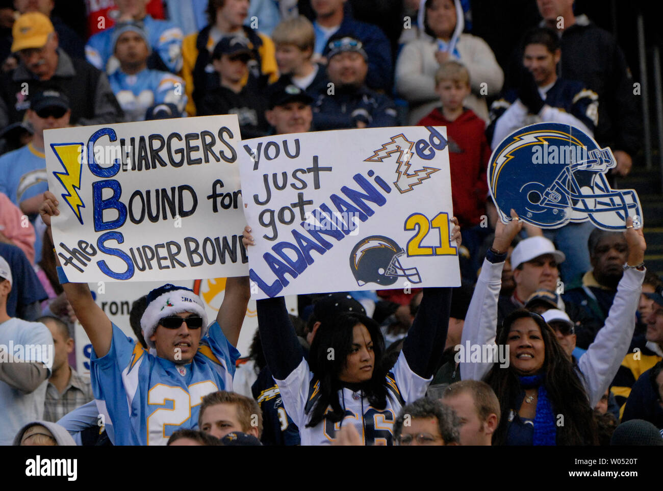 San diego chargers fans cheer hi-res stock photography and images - Alamy