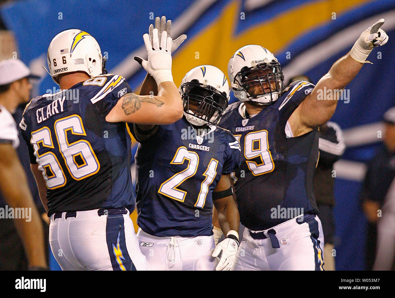 San Diego Chargers runningback LaDainian Tomlinson (center) is congratulated by tackle Jeromey Clary (left) and guard Mike Goff (right) after scoring a touchdown in the first quarter against the Denver Broncos at Qualcomm Stadium in San Diego on December 24, 2007. (UPI Photo/Robert Benson) Stock Photo