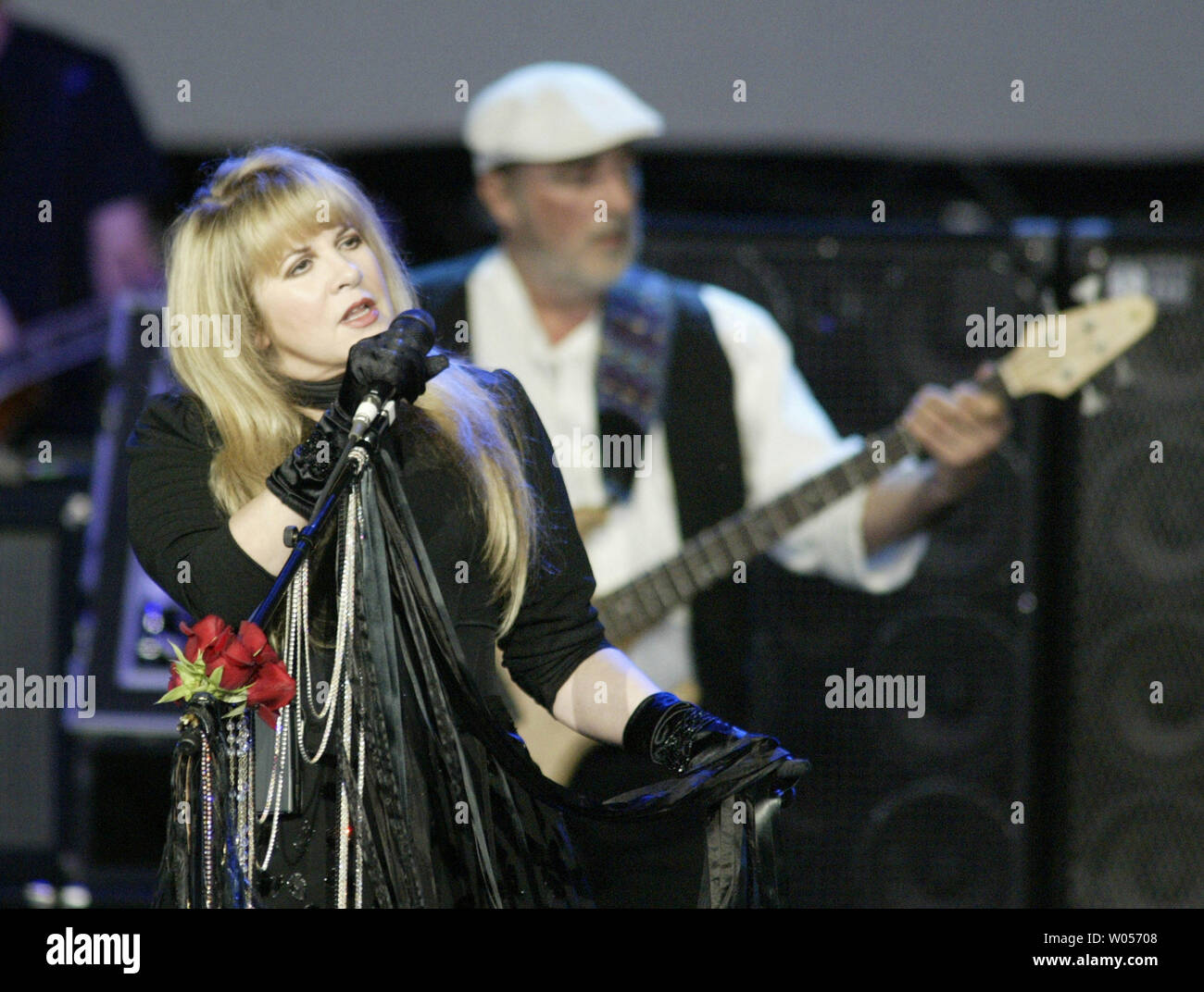 Stevie Nicks belts out the lyrics to 'The Chain' during the Fleetood Mac performance at the White River Amphitheatre in Auburn, WA., on July  1, 2004.  This is the 25th stop of their 35 city nationwide 2004 tour. (UPI Photo/Jim Bryant) Stock Photo