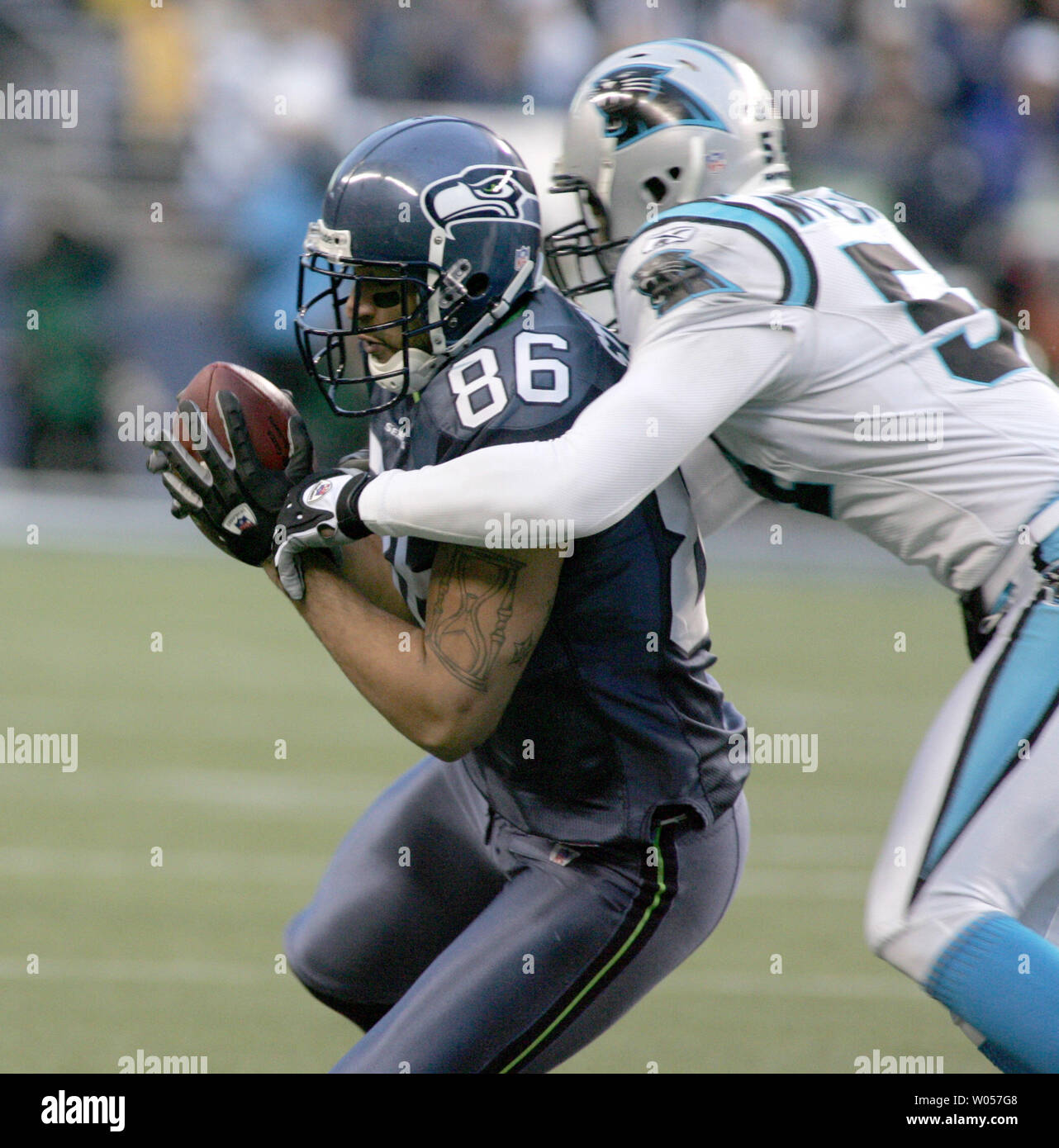 Seattle Seahawks Jerramy Stevens (86) catches a Matt Hasselbeck pass for 13 yards as Carolina Panthers Will Witherspoon defends in the first quarter of the NFC Championship at Qwest Field in Seattle on January 22, 2006.  (UPI Photo/Terry Schmitt) Stock Photo