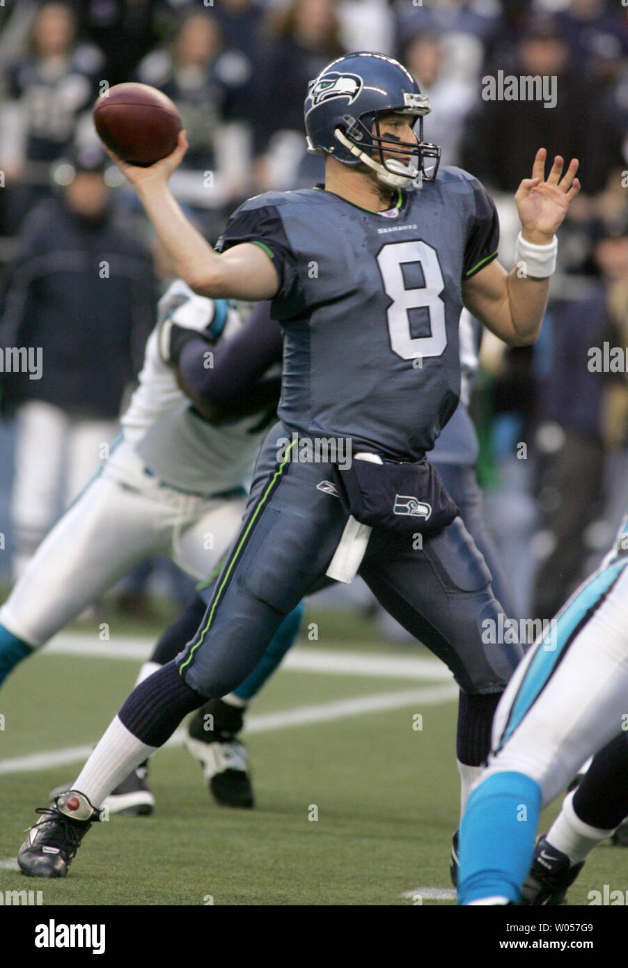 Seattle Seahawks QB Matt Hasselbeck throws a 17 yard TD pass to Jerramy Stevens in the first quarter of the NFC Championship at Qwest Field in Seattle on January 22, 2006.  (UPI Photo/Terry Schmitt) Stock Photo