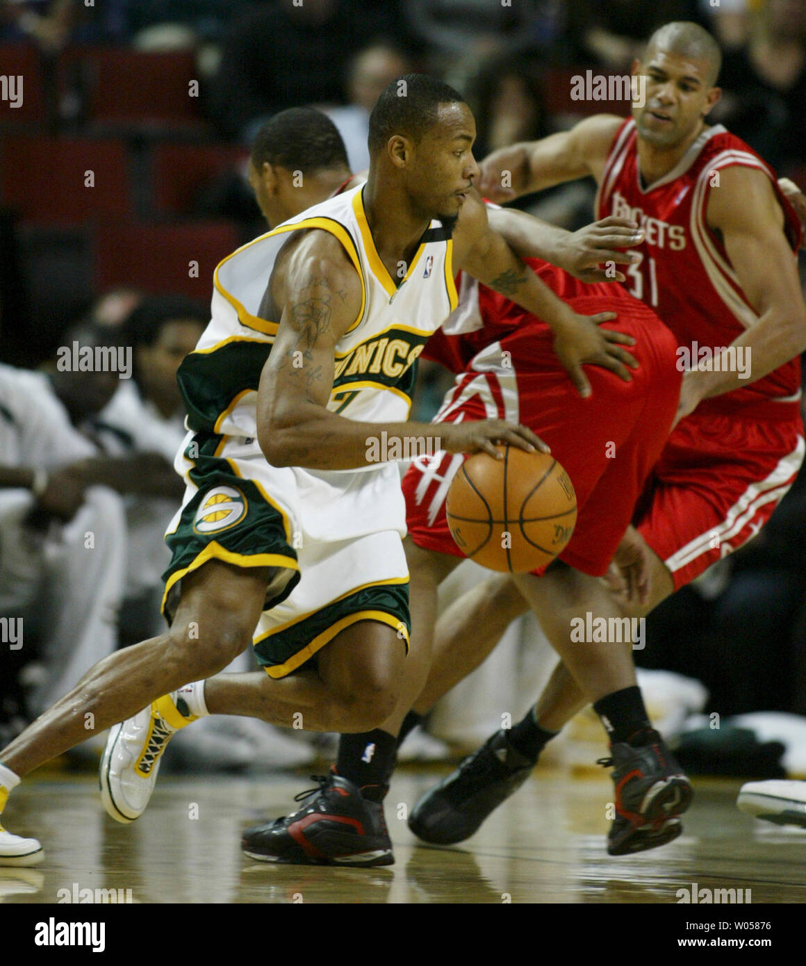 Seattle supersonics rashard lewis hi-res stock photography and images ...