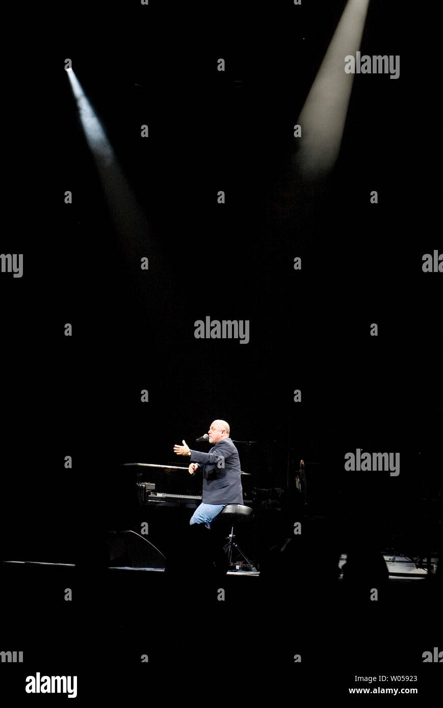 Billy Joel performs 'Angry Young Man' at the Key Arena in Seattle on November 8, 2007. Seattle was the 4th stop on a tour of 15 cities throughout Canada, United States and Mexico.  (UPI Photo/Jim Bryant) Stock Photo