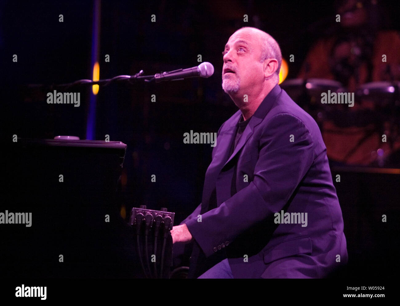 Billy Joel looks up as he performs 'Piano Man' at the Key Arena in Seattle on November 8, 2007.  Seattle was the 4th stop on a tour of 15 cities throughout Canada, United States and Mexico. (UPI Photo/Jim Bryant) Stock Photo