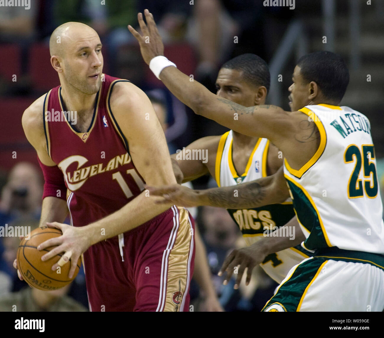 Seattle SuperSonics' Delonte West poses for a photo on NBA basketball media  day Monday, Oct. 1, 2007 in Seattle. (AP Photo/Ted S. Warren Stock Photo -  Alamy