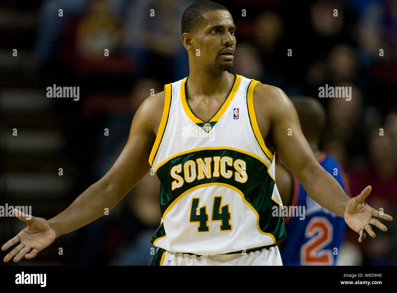 Seattle SuperSonics' Kurt Thomas (R) shows his frustration after being called for a foul against New York Knicks' Zach Randolph during the second half at the Key Arena in Seattle on February 2, 2008. The SuperSonics beat the Knicks 86-85. (UPI Photo/Jim Bryant) Stock Photo