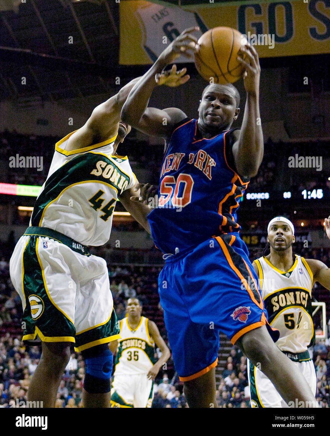 New York Knicks' Zach Randolph (C) hauls down a rebound from Seattle SuperSonics' Kurt Thomas during the second half at the Key Arena in Seattle on February 2, 2008. Randolph led all scorers with 24 points in the Knicks 85-86 loss to the SuperSonics. (UPI Photo/Jim Bryant) Stock Photo