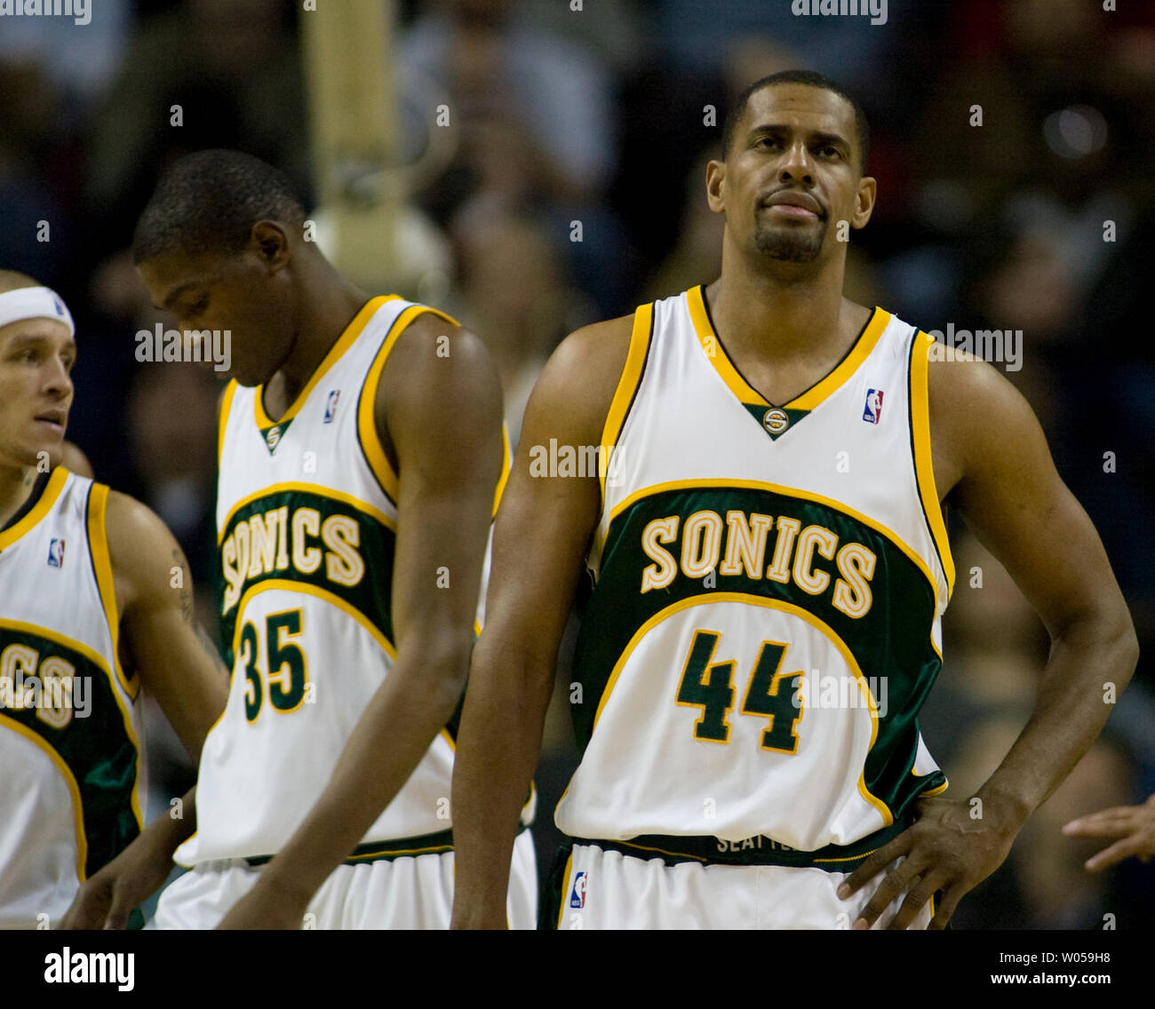 Seattle SuperSonics' Kurt Thomas (R) shows his frustration after being called for a foul against New York Knicks' Zach Randolph during the second half at the Key Arena in Seattle on February 2, 2008. The SuperSonics beat the Knicks 86-85. (UPI Photo/Jim Bryant) Stock Photo