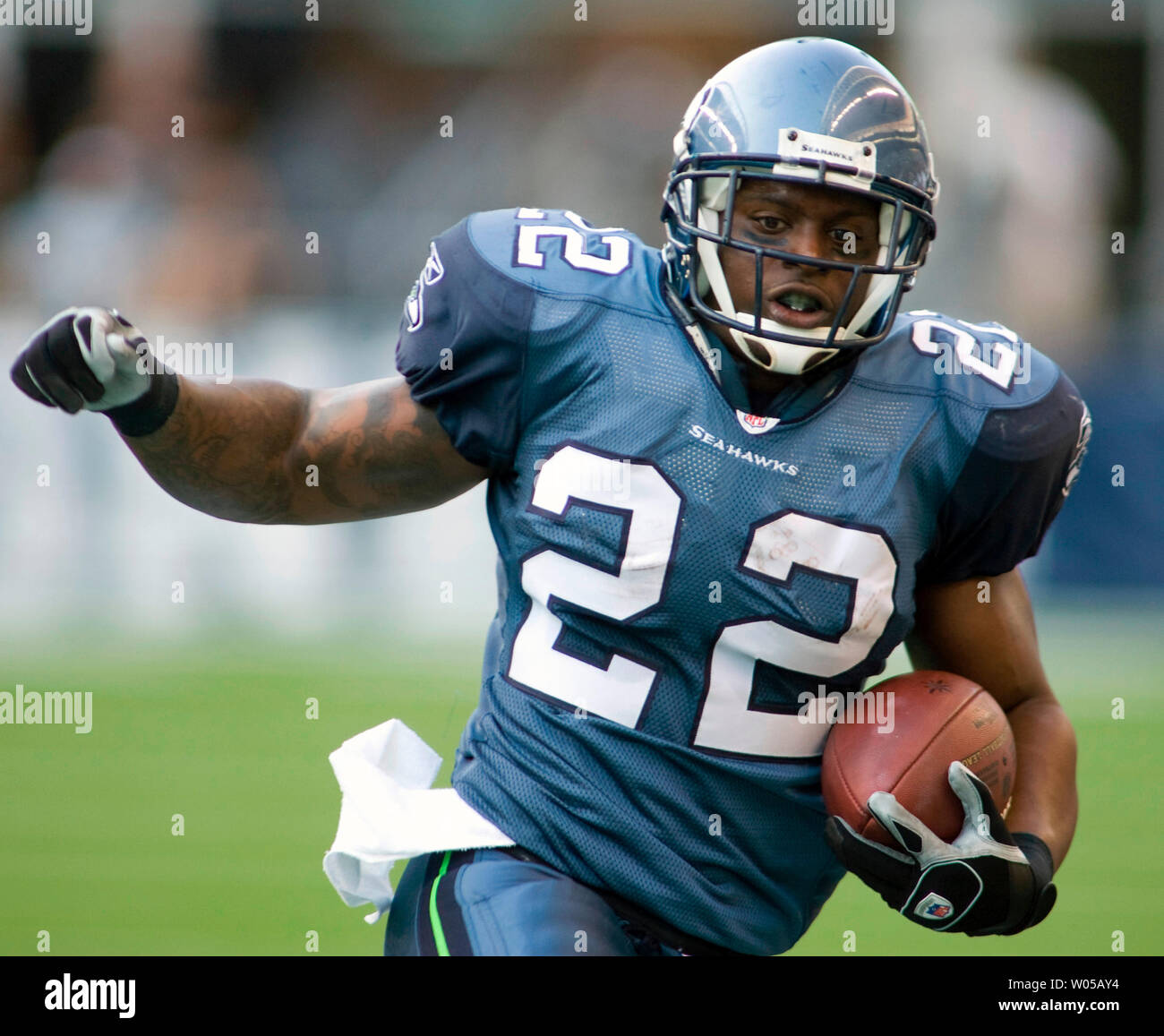 Seattle Seahawks running back Julius Jones (R) carries the ball against the  Chicago Bears in the first quarter at Qwest Field in Seattle on August 16,  2008. Jones rushed for 32 on
