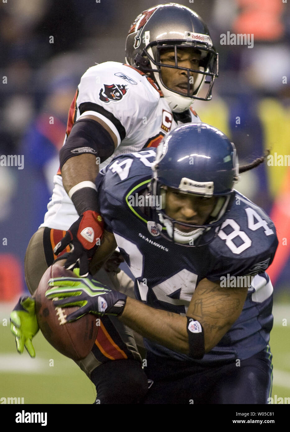 Seattle Seahawks' wide receiver T.J. Houshmandzadeh (R) breaks the tackle  of Tampa Bay Buccaneers ' safety Sabby.