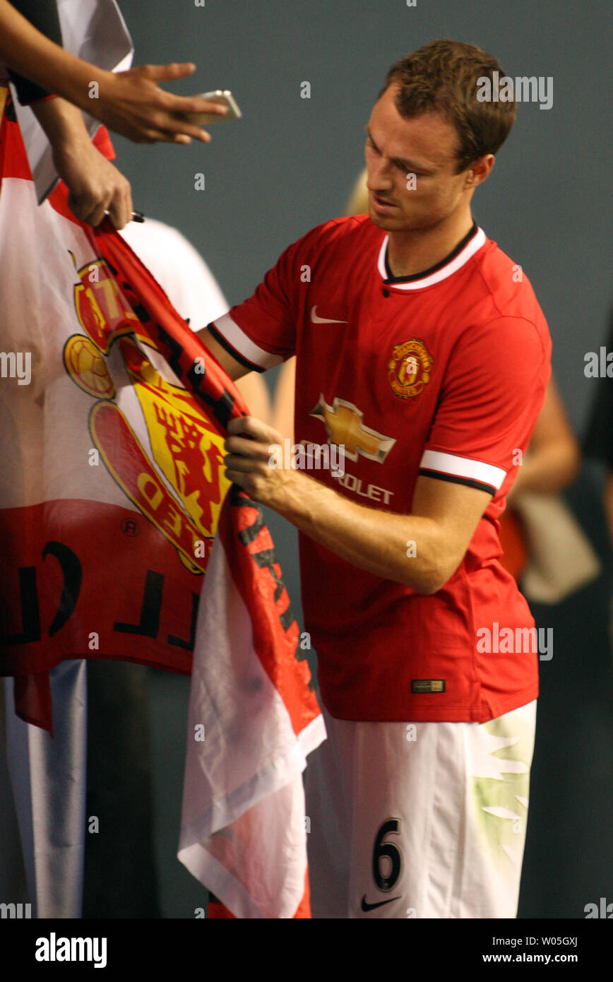 Manchester United S Jonny Evans 6 Autographs The Club S Banner After Their Game Against Club America In The 15 International Champions Cup Match On July 17 15 In Seattle Washington Manchester United Beat