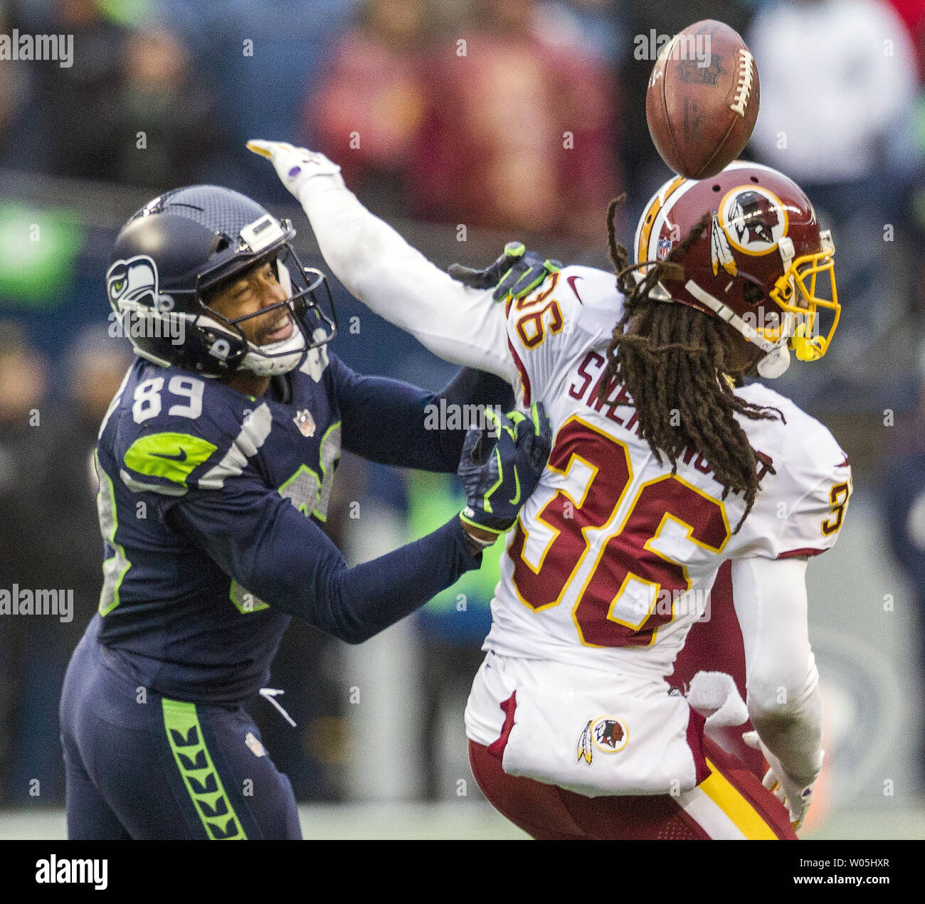 Arlington, Texas, USA. 14th Oct, 2018. Dallas Cowboys wide receiver Michael  Gallup (13) makes a catch with Jacksonville Jaguars cornerback A.J. Bouye  (21) trying to break it up during the first half