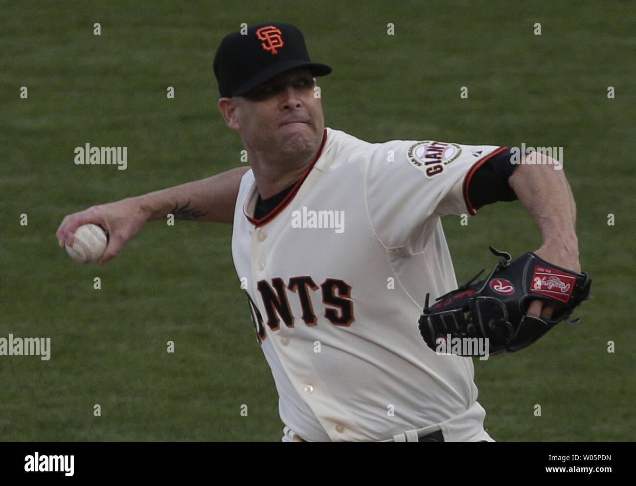 san-francisco-giants-tim-hudson-throws-to-the-kansas-city-royals-in-the