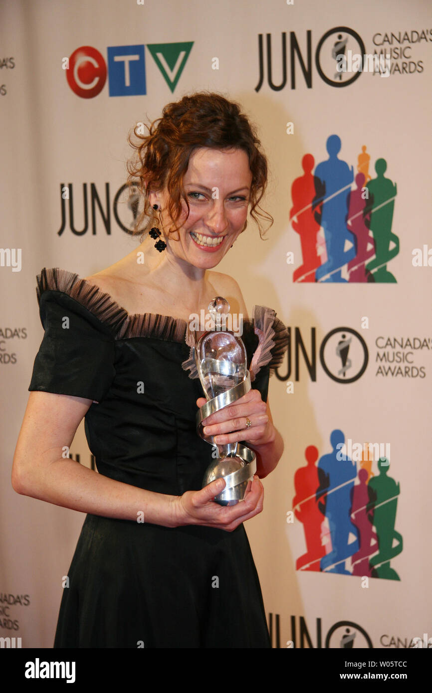 Music DVD of the Year winner Sarah Harmer poses with her Juno at the 2007  Gala Dinner and Awards ceremony in Saskatoon Saskatchewan,  March 31, 2007. (UPI Photo/Peter Tanner) Stock Photo