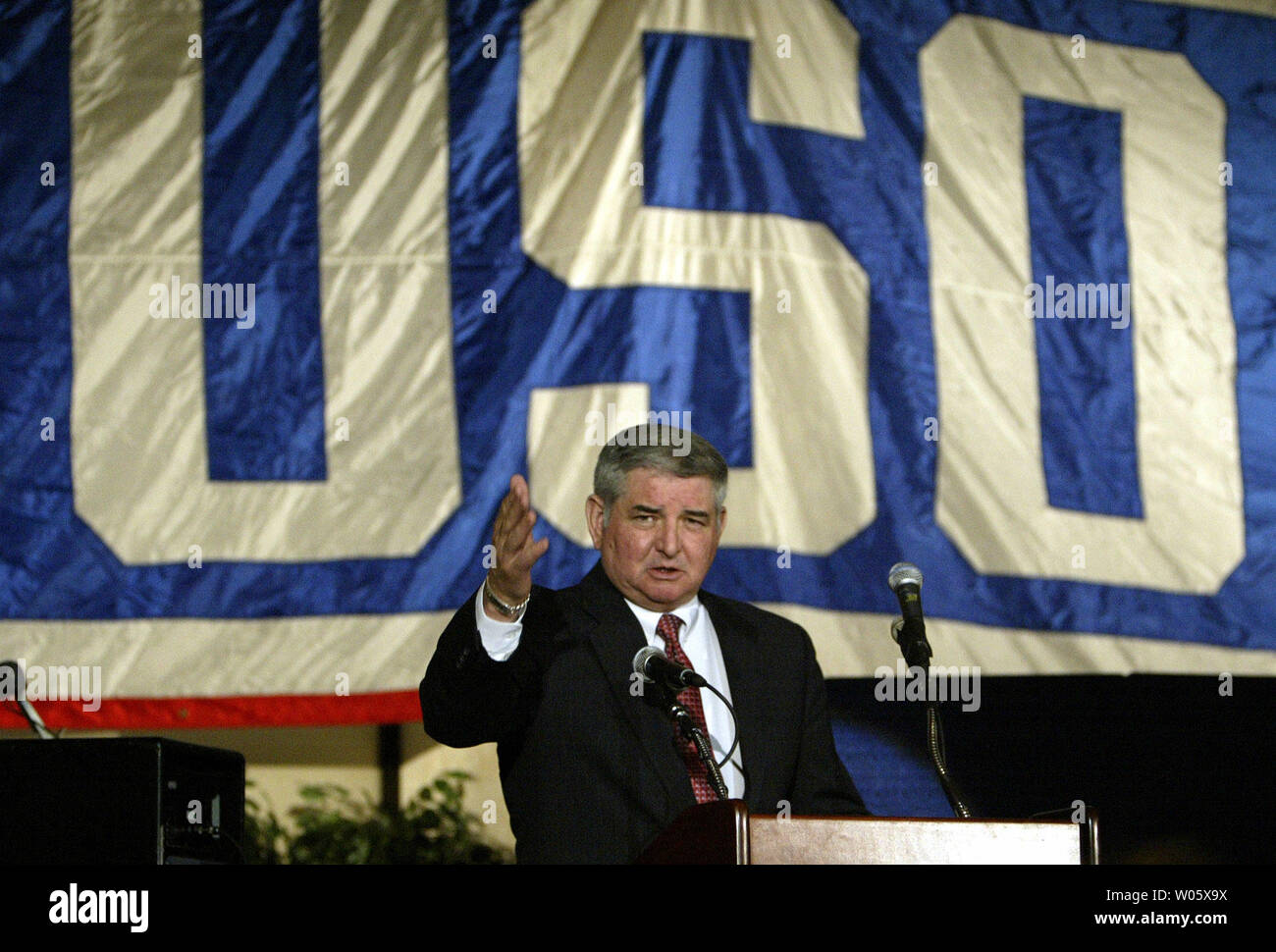 Gen. Ronald R. Fogleman, (ret), former Chief of Staff of the U.S. Air Force and member of the Joint Chiefs of Staff, welcomes military personnel during the James S. McDonnell USO's 'Salute To Hereos,' dinner at Scott Air Force Base in Scott Air Force Base, IL on April 27, 2004. The USO used the event to honor all branches of military service. (UPI Photo/Bill Greenblatt) Stock Photo