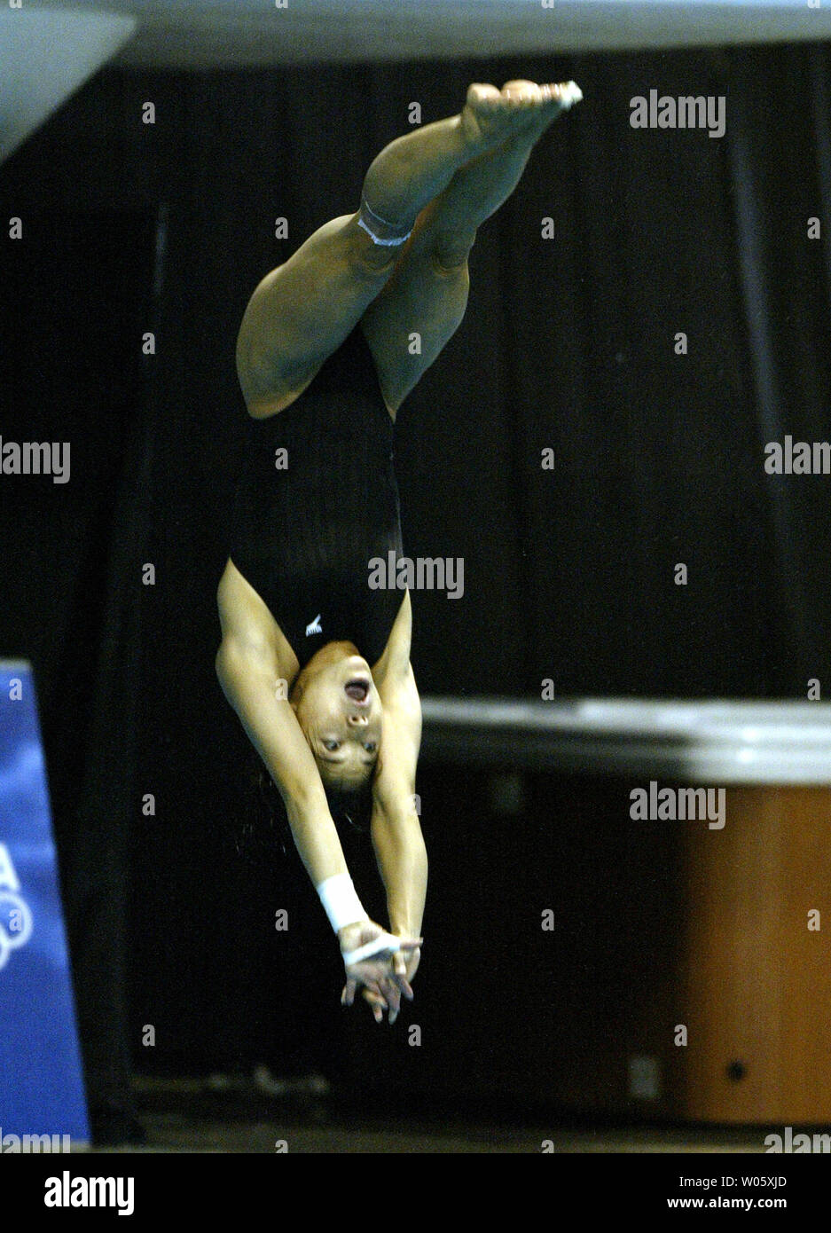 Diving olympic 2004 hi-res stock photography and images - Alamy