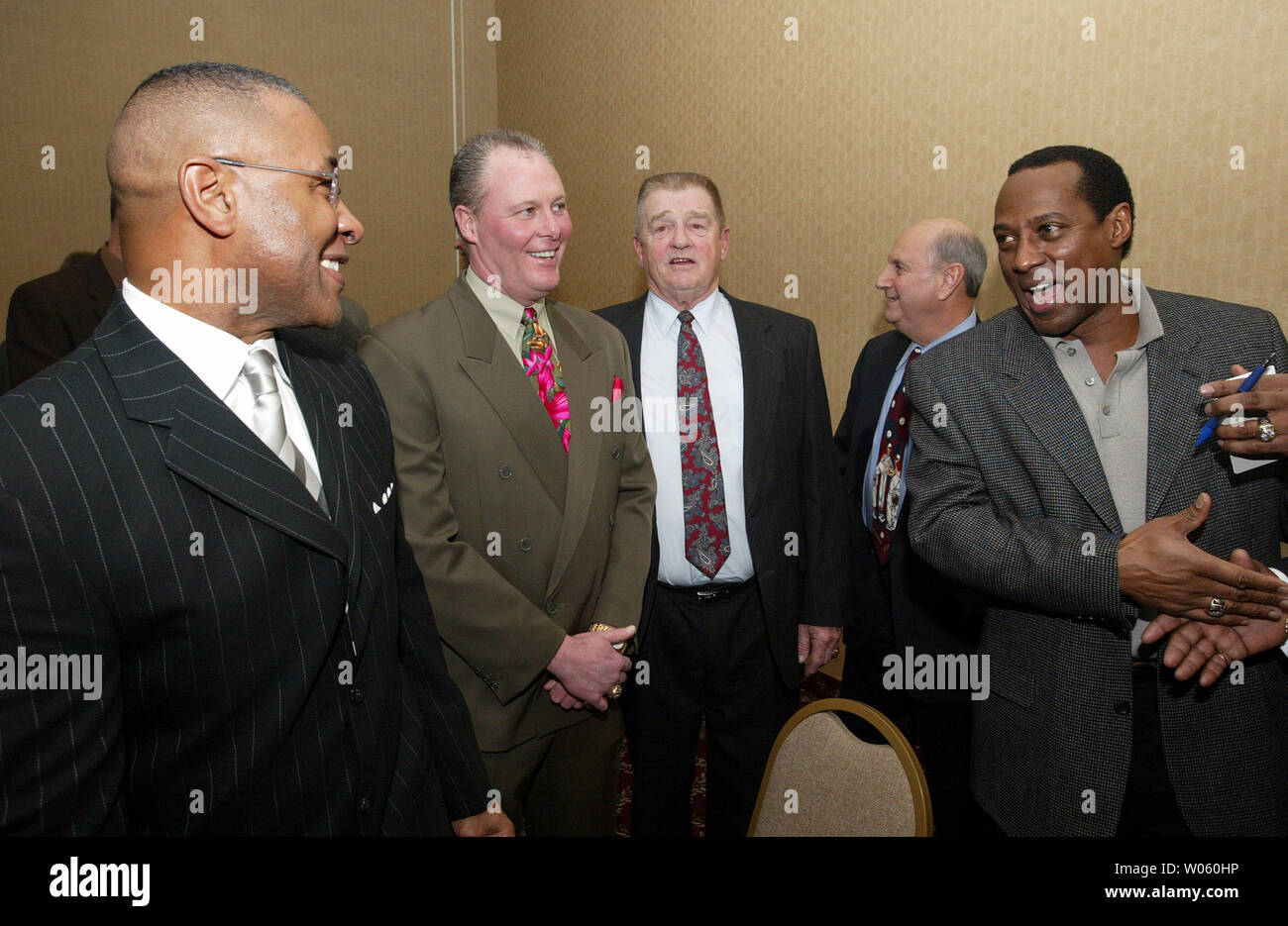 Members of the 1985 St. Louis Cardinals ( to R) Ozzie Smith, Ken Daley, manager Whitey Herzog and Tito Landrum get reaquainted beforre the start of the St. Louis Basaeball Writers Dinner at the Millennium Hotel in St. Louis on January 18, 2005. The 1985 National League Championship team was recognized along with current players during the dinner.   (UPI Photo/Bill Greenblatt) Stock Photo