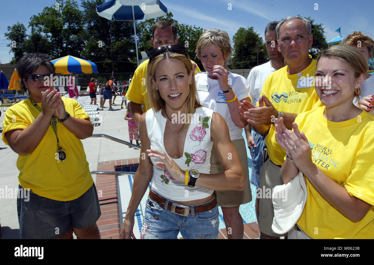Singer Sheryl Crow is applauded by members of the Chamber of