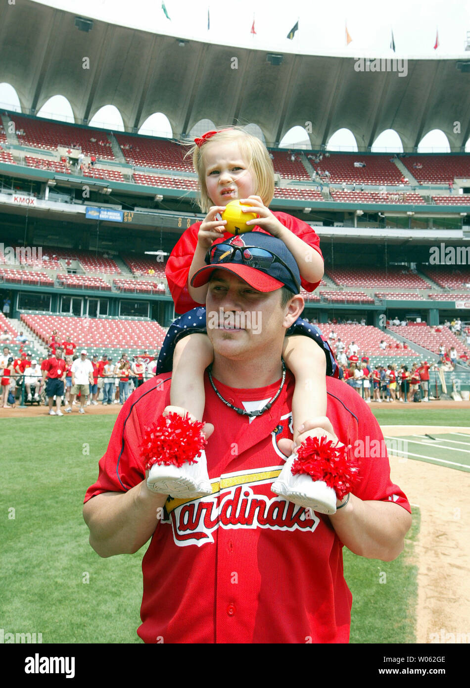 St. Louis Cardinals Jason Isringhausen gives three year old daughter