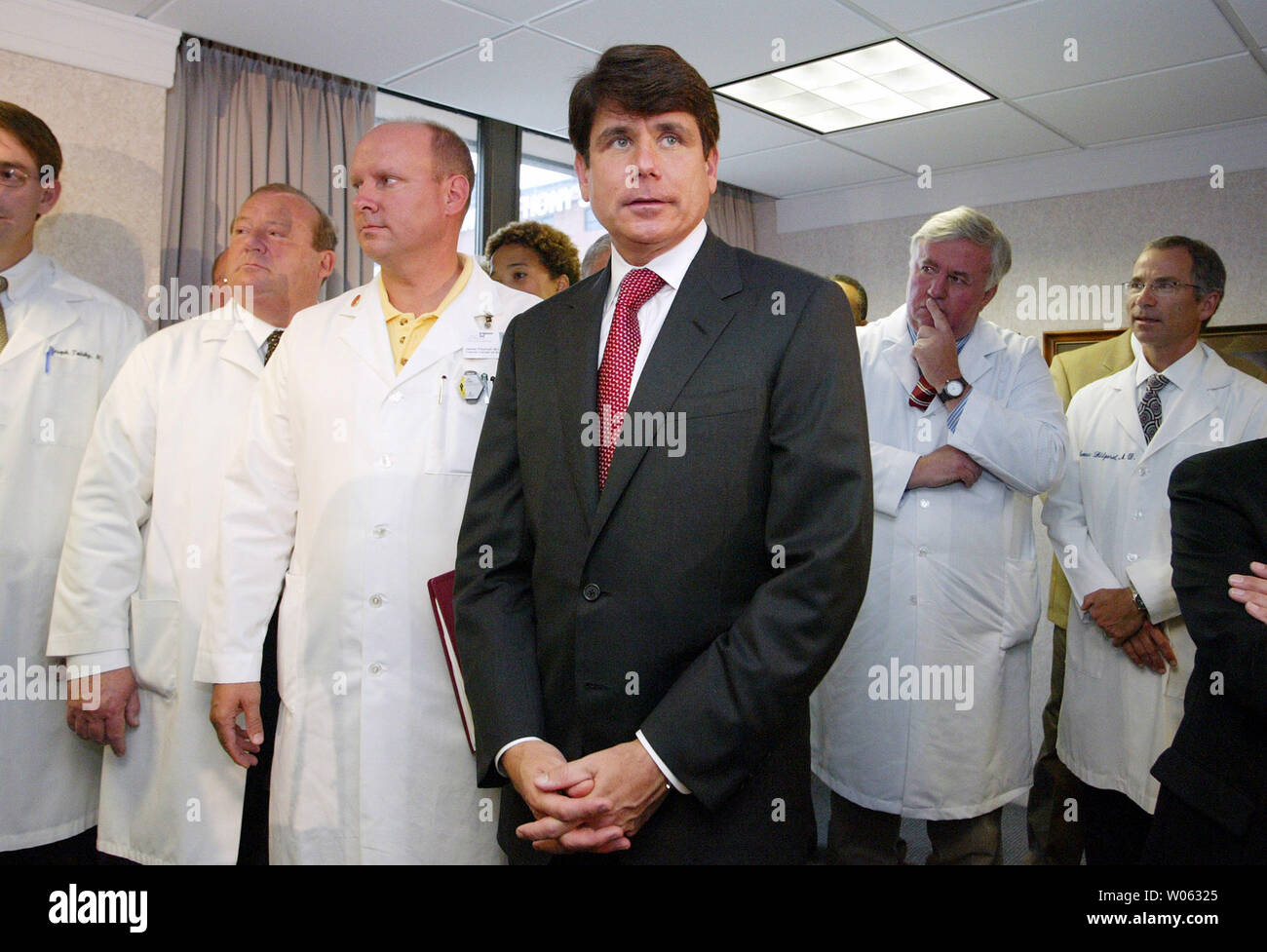 Illinois Gov. Rod Blagojevich stands witrh area doctors before signing medical malpractice reform at St. Anthony's Hospital in Alton, IL on August 25, 2005. In an effort to imporve access to health care, the new law caps monetary awards for pain and suffering, gives the state the authority to more aggressively regulate malpractice insurance companies premium increases, increases the ability of Illinois regulators to enforce physician practices and finally, allows consumers to learn about previous judgements or complaints against any physician licenced in Illinois. (UPI Photo/Bill Greenblatt) Stock Photo