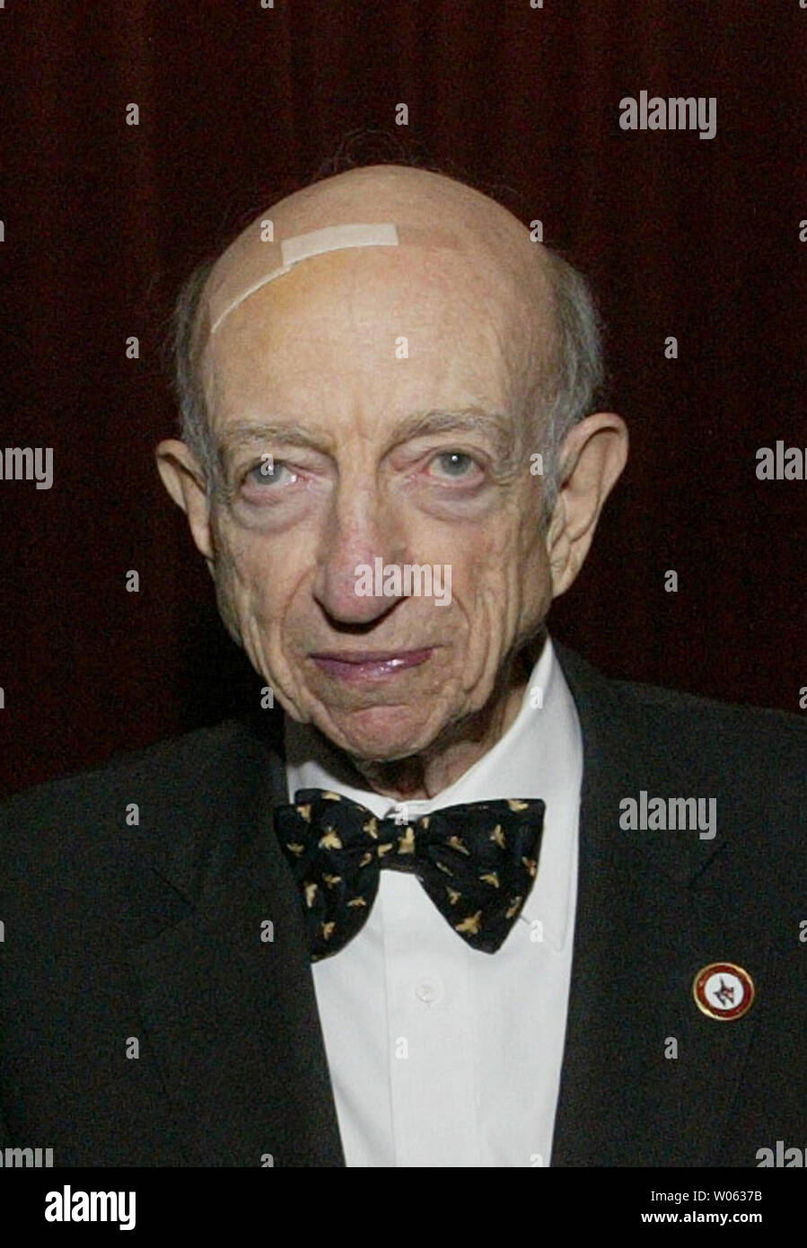 Dr. Arnell Patz of Baltimore, poses for a photograph before receiving the Leslie Dana Gold Medal award from the St. Louis Society For The Blind and Visually Impaired during their recognition dinner in St. Louis on September 22, 2005. Patz, a 2004 recipient of the Presidential Medal of Freedom, is best known for his work in developing one of the first argon lasers used to treat Diabetic Retinopathy and Macular Degeneration. Patz is currently the Director Emeritus of the Wilmer Eye Institute. (UPI Photo/Bill Greenblatt) Stock Photo