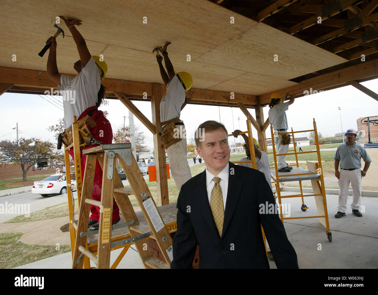 Missouri Gov. Matt Blunt tours the St. Louis Jobs Corps as students install a ceiling on a gazebo in St. Louis on November 8, 2005. Blunt was on hand for a panel discussion among represenatives of Missouri's employers, trade associations and community colleges. The panel is emphasizing the importance of job training that reflects Missouri's changing workforce needs and the roles of employers, educators and Job Corps centers. (UPI Photo/Bill Greenblatt) Stock Photo