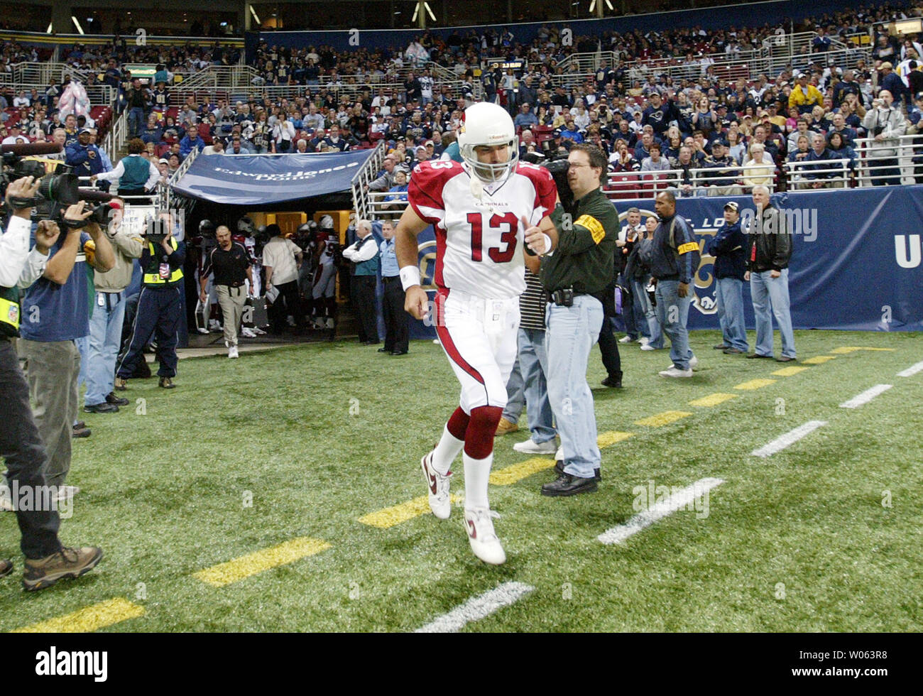 Arizona Cardinals and former St. Louis Rams quarterback Kurt Warner takes  the Edward Jones Dome field for the first time since 2003 as the fans cheer  before a game against the St.