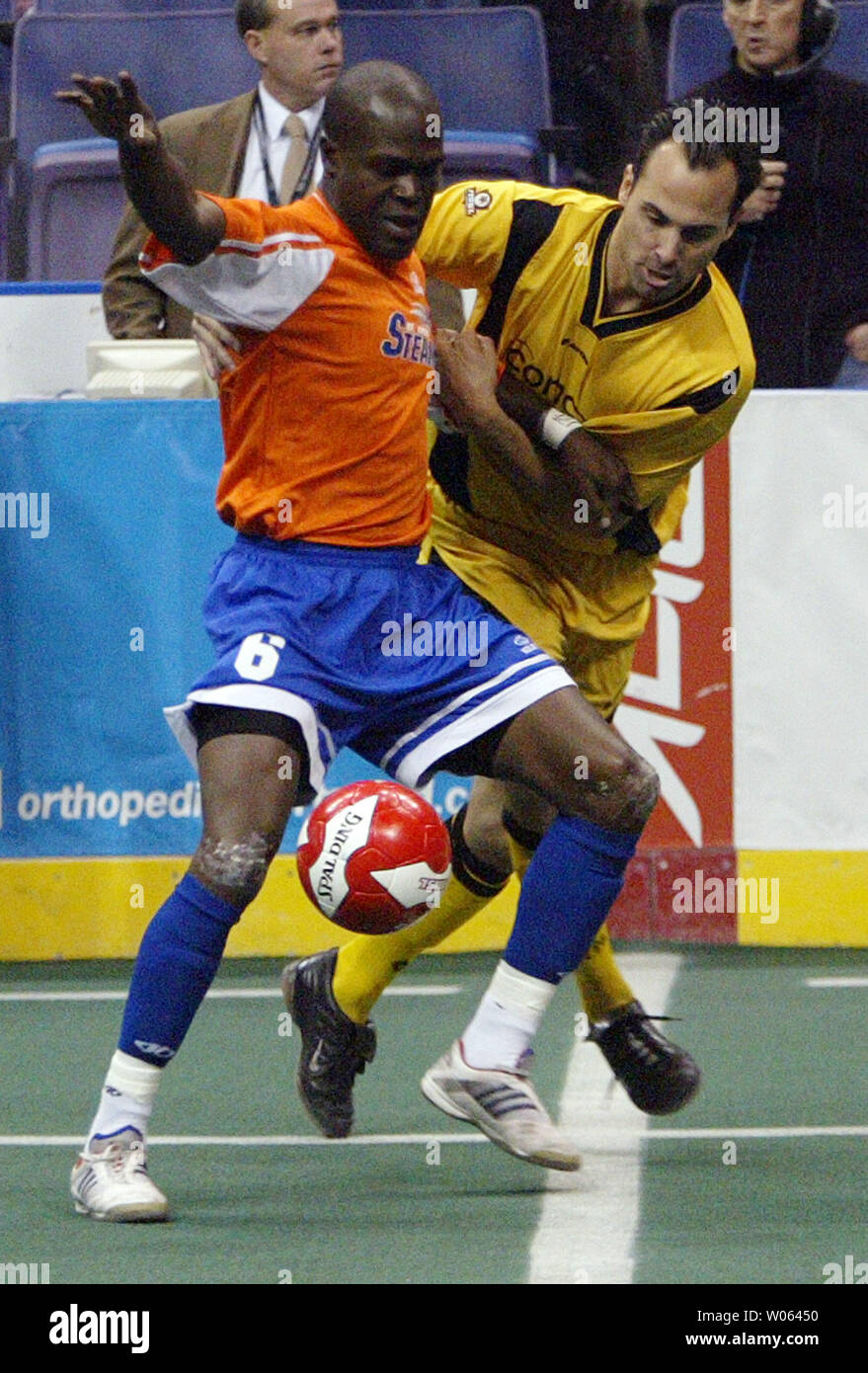 California Cougars Aaron Susi (R) grabs the arm of St. Louis Steamers