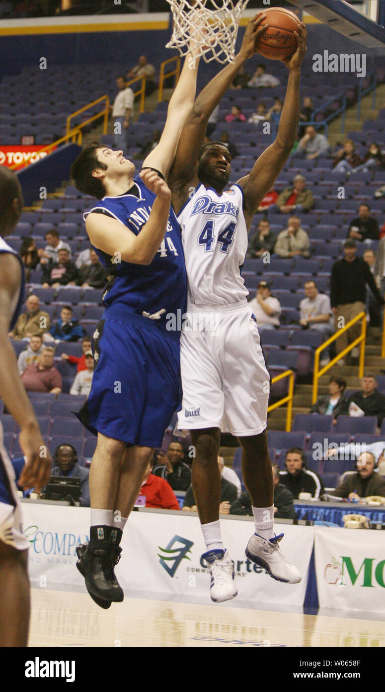 Drake Bulldogs Aliou Keita (R) comes down with the basketball in front of Indiana State Sycamores Jay Tunnell during the first half of the Missouri Valley Tournament at the Savvis Center in St. Louis on March 2, 2006. (UPI Photo/Bill Greenblatt) Stock Photo