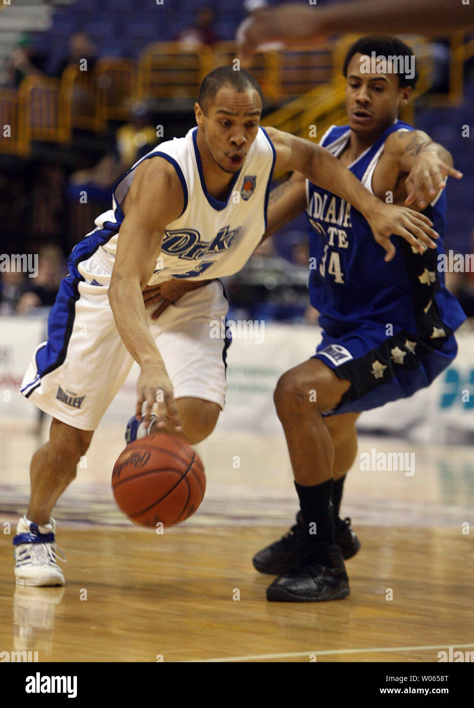 Drake Bulldogs Chaun Brooks (L) pushes the basketball past Indiana State Sycamores David Moss during the first half of the Missouri Valley Tournament at the Savvis Center in St. Louis on March 2, 2006. (UPI Photo/Bill Greenblatt) Stock Photo