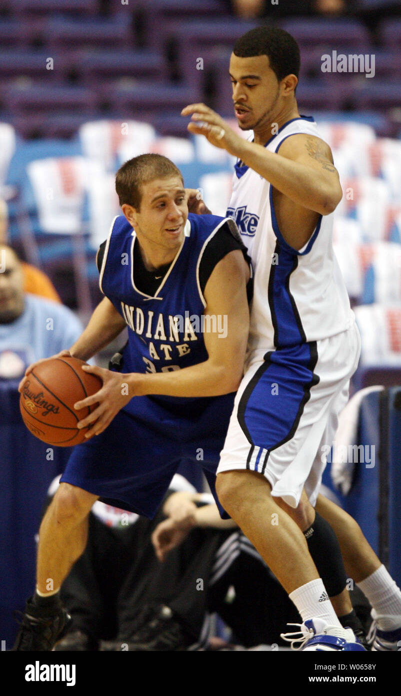 Drake Bulldogs Nick Grant (R) keeps Indiana State Sycamores Tyson Schnitker from advancing the basketball during the first half of the Missouri Valley Tournament at the Savvis Center in St. Louis on March 2, 2006. (UPI Photo/Bill Greenblatt) Stock Photo