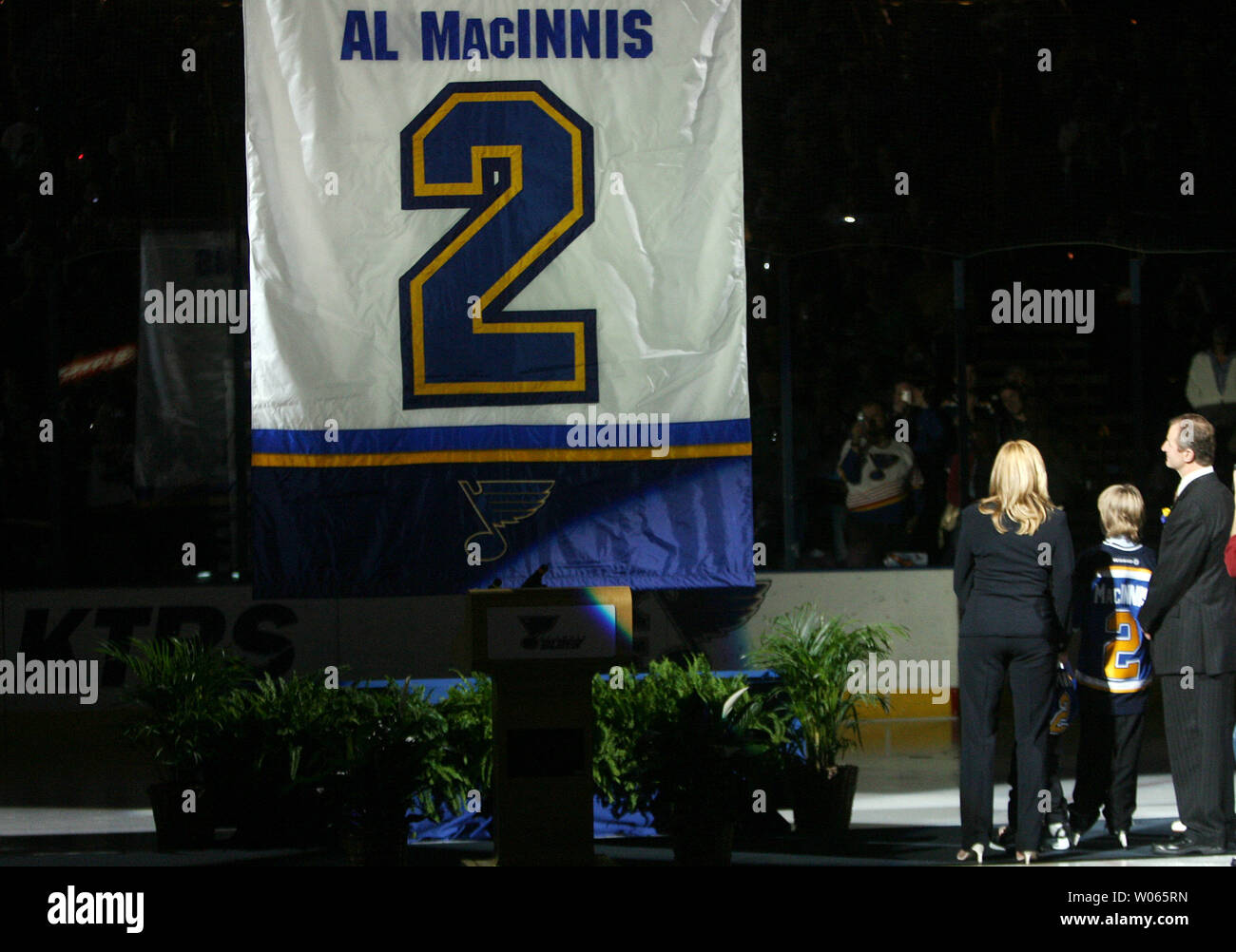 Pronger drops the puck on night Blues announce jersey retirement 