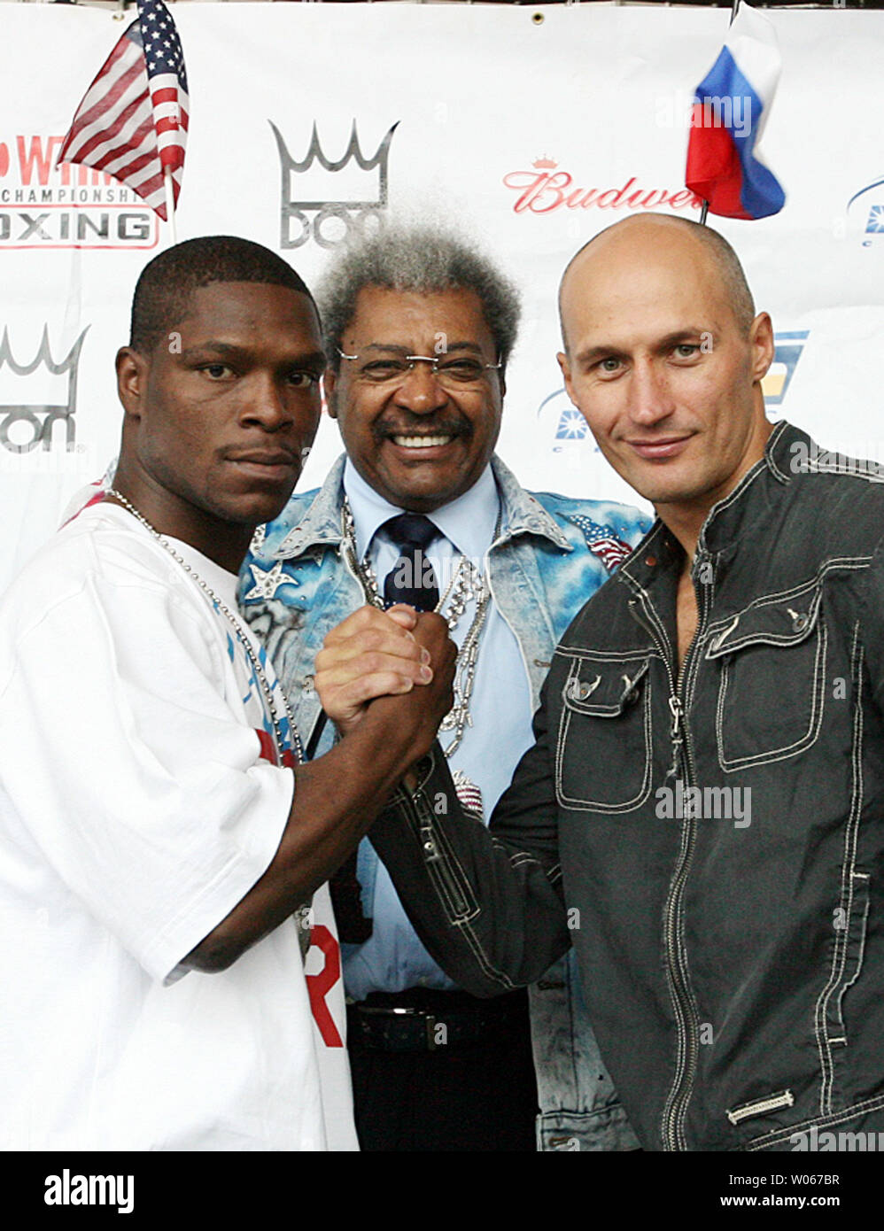 Boxing promoter Don King stands between fighters Cory Spinks (L) and Roman Karmazin from Kuztniesk, Russia, at the Savvis Center on July 6, 2006. Karmazin will be defending his IBF junior middleweight title when the two fight on July 8. (UPI Photo/Bill Greenblatt) Stock Photo