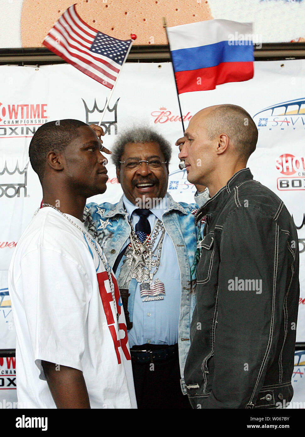 Boxing promoter Don King stands between fighters Cory Spinks (L) and Roman Karmazin from Kuztniesk, Russia, at the Savvis Center on July 6, 2006. Karmazin will be defending his IBF junior middleweight title when the two fight on July 8. (UPI Photo/Bill Greenblatt) Stock Photo