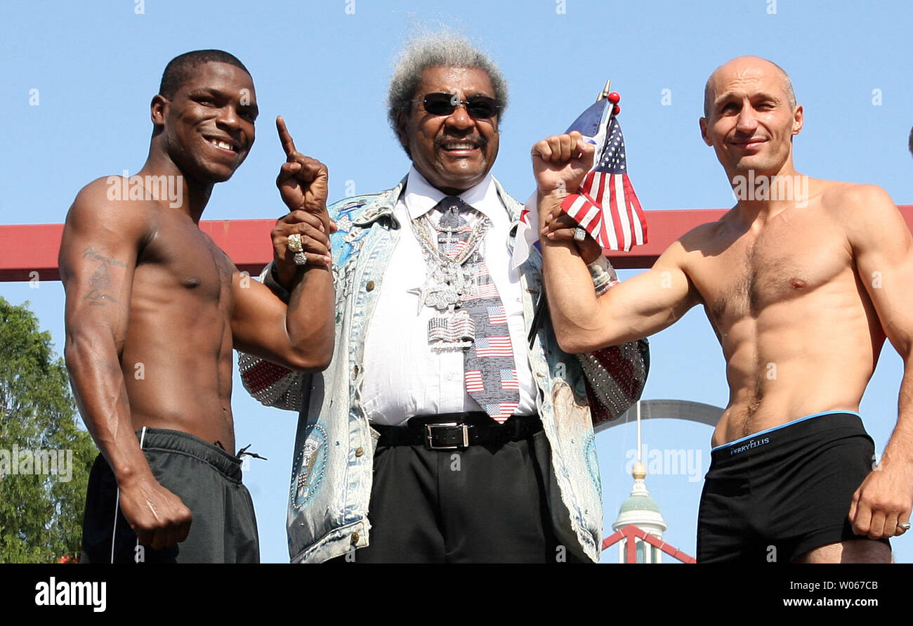 Boxing promoter Don King stands between fighters  Cory Spinks (L) and Roman Karmazin from Kuztniesk, Russia, during weigh-ins at Kiener Plaza on July 7, 2006. Karmazin will be defending his IBF junior middleweight title when the two fight on July 8. (UPI Photo/Bill Greenblatt) Stock Photo