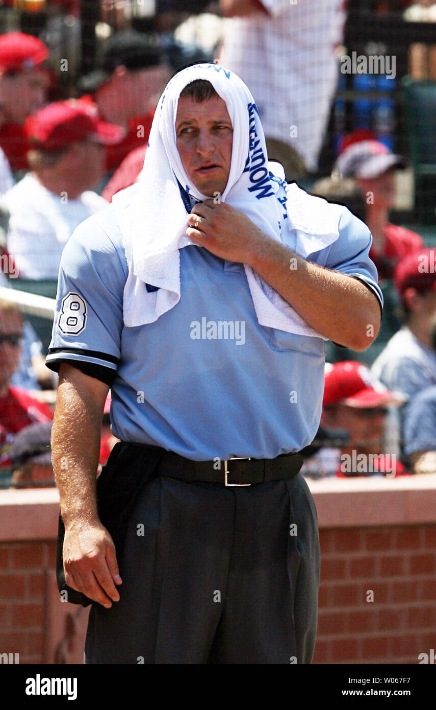 Homeplate umpire Chris Guccione tries to stay cool with a cold towel between innings of a game between the Los Angeles Dodgers and the St. Louis Cardinals at Busch Stadium in St. Louis on July 16, 2006. With a high temperature of 98 degrees and a heat index of 105, many fans were overcome by the heat. (UPI Photo/Bill Greenblatt) Stock Photo