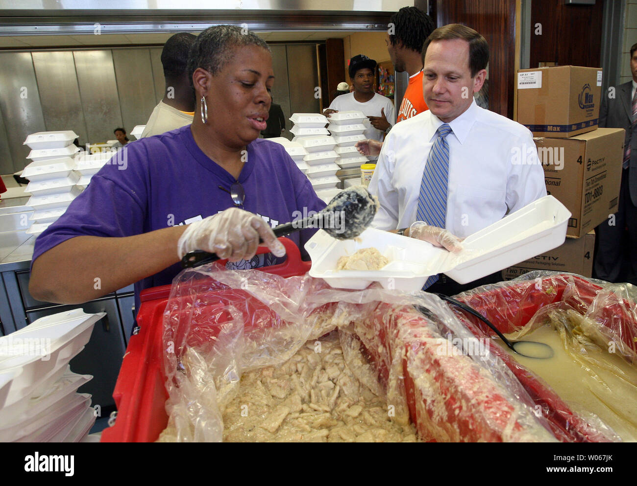 St. Louis Mayor Francis Slay (R) helps Jackie Johnson prepare hot meals ...